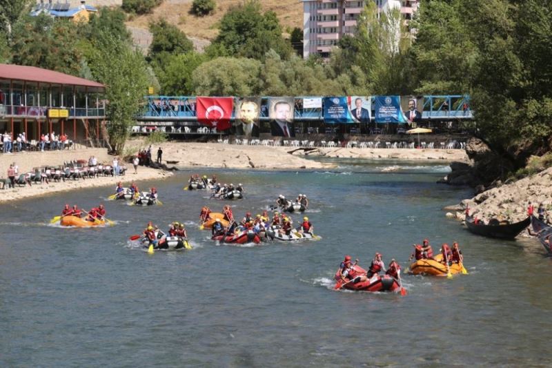 Munzur’da 200 sporcuyla rafting, renkli görüntülere sahne oldu
