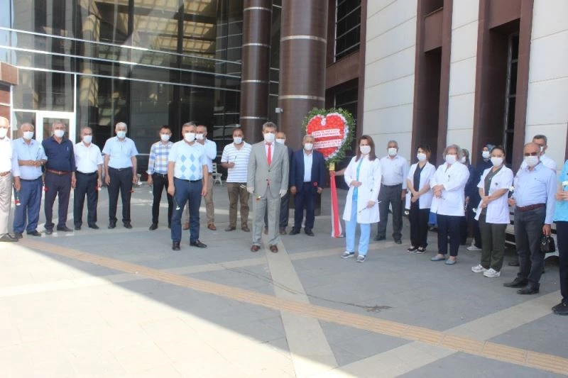 Sağlık çalışanlarına kalpli çelenk
