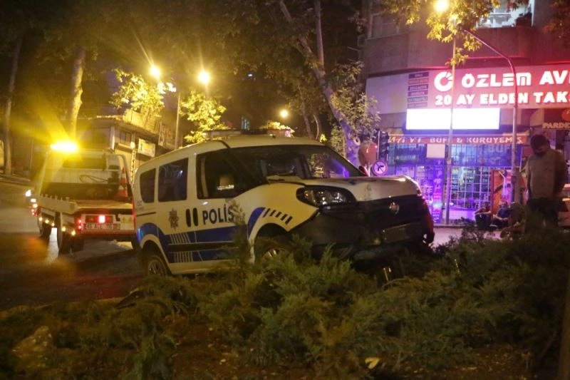 Kaçan otomobili kovalayan ekip otosu kaza yaptı: 2 polis yaralı
