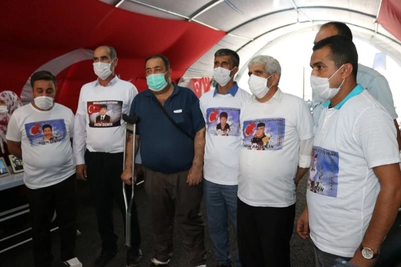 Terör pençesinden evladını kurtardı, sevincini çadırdaki ailelerle paylaştı
