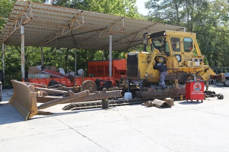 Atakum Belediyesi araç ve iş makinelerini kendi atölyelerinde tamir ediyor
