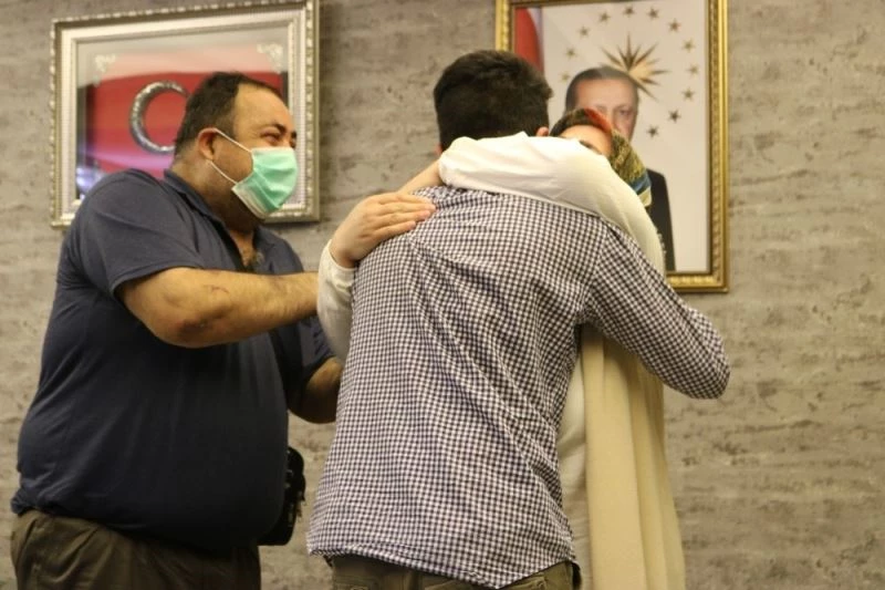 HDP önündeki ailelerin çığlığı PKK’yı bitirme noktasına getirdi, bir aile daha evladına kavuştu
