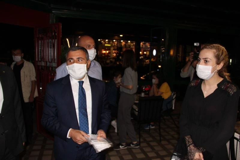 Düzce Valisi Atay, kafelerde akşam denetimi yaptı
