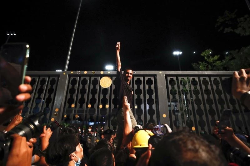 Tayland parlamentosu Anayasa değişikliği kararını Kasım’a erteledi
