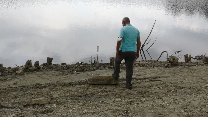 Göletin yanında eski mezarlık olduğunu duyan soluğu o köyde alda
