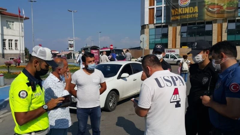 Yayaya yol vermediği için ceza kesilen eski milletvekili polislerle tartıştı
