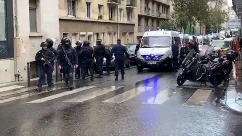 Fransa’nın başkenti Paris’te bulunan Charlie Hebdo dergisinin eski binası yakınlarında bıçaklı saldırı yaşandı. Olayda 4 kişi yaralanırken, 2 saldırgan kaçtı.
