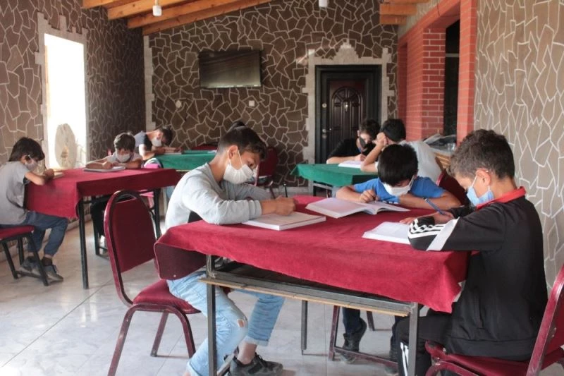 Kapattığı çay ocağını eğitim yuvasına dönüştürdü
