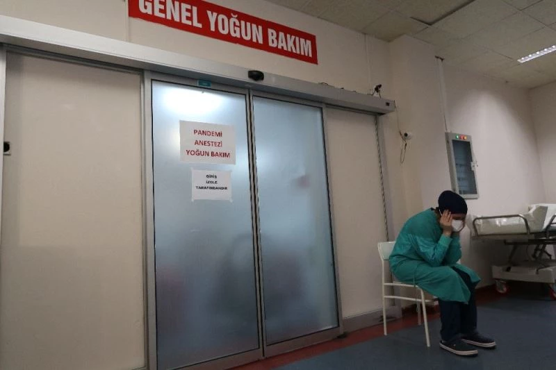 Fedakar sağlık çalışanlarının pandemi ile mücadelesi objektiflere yansıdı
