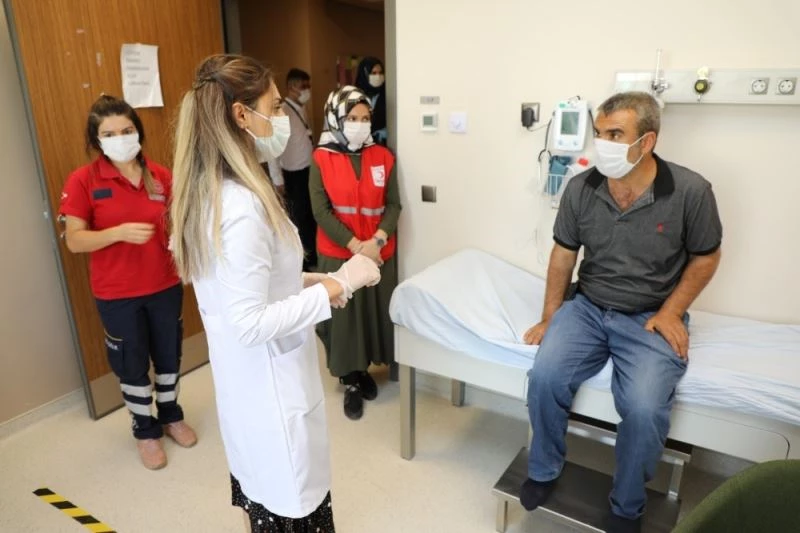 Vali maskelerini almıştı, hem tedavisi başladı, hem de maaş bağlandı
