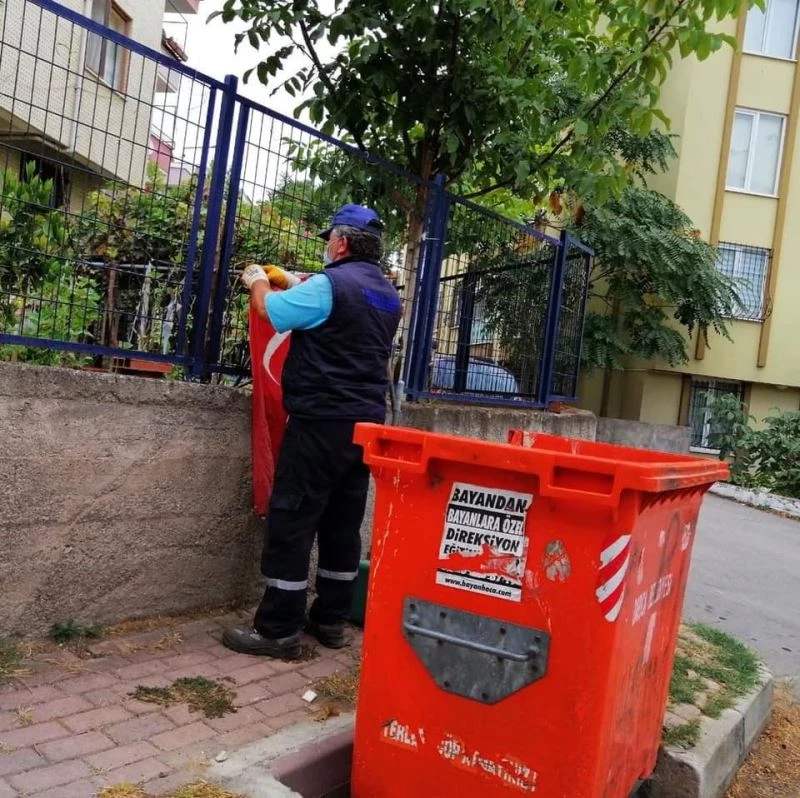 Çöpteki bayrağı çıkarıp duvara asan temizlik işçisi ödüllendirildi
