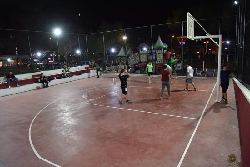 Çan Belediyesi yeni basketbol sahası yapımını tamamladı ve mevcut halı saha yeniledi

