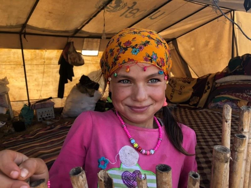 Koyunların peşinde hayallerine koşuyorlar
