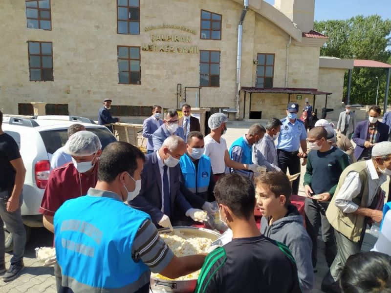 Çaldıran Belediyesi ürettiği nohudu pilav üstü olarak cami cemaatine ikram etti
