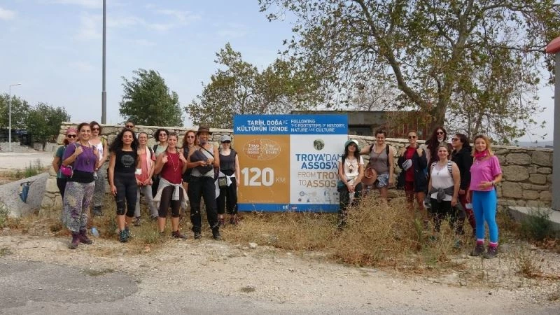 Athenalar doğa için Troia Kültür Rotasında yürüyor
