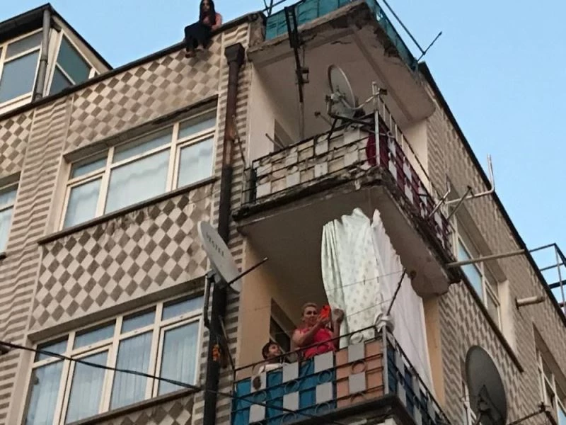 İntihara kalkışan komşusunu cep telefonundan canlı yayın yaptı
