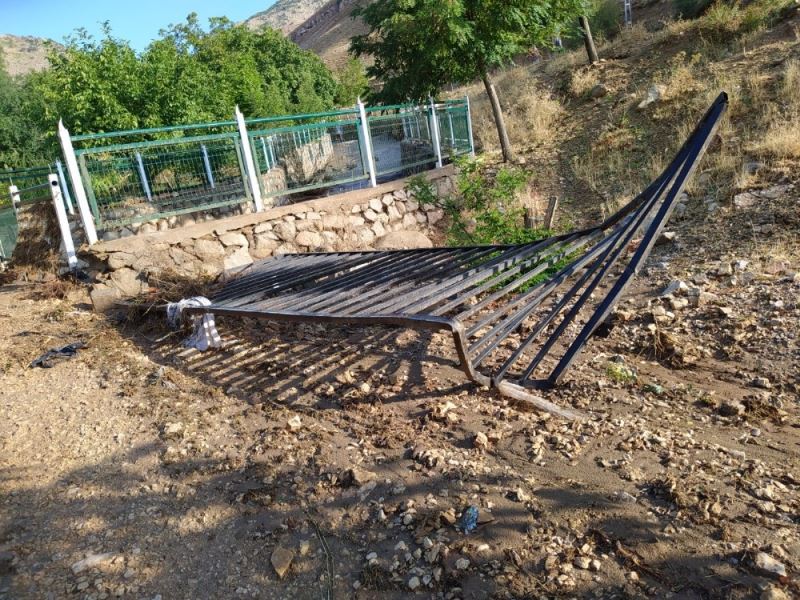 Tunceli Hozat’ta sel, alt ve üst yapıya zarar verdi
