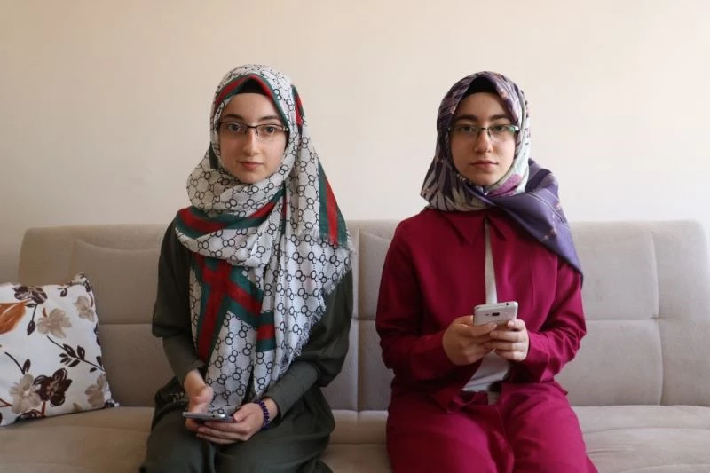 Bilgisayarları yoktu, cep telefonları ile kitap yazdılar
