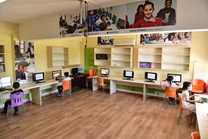 Bilişim sınıfları her gün onlarca öğrenci ağırlıyor
