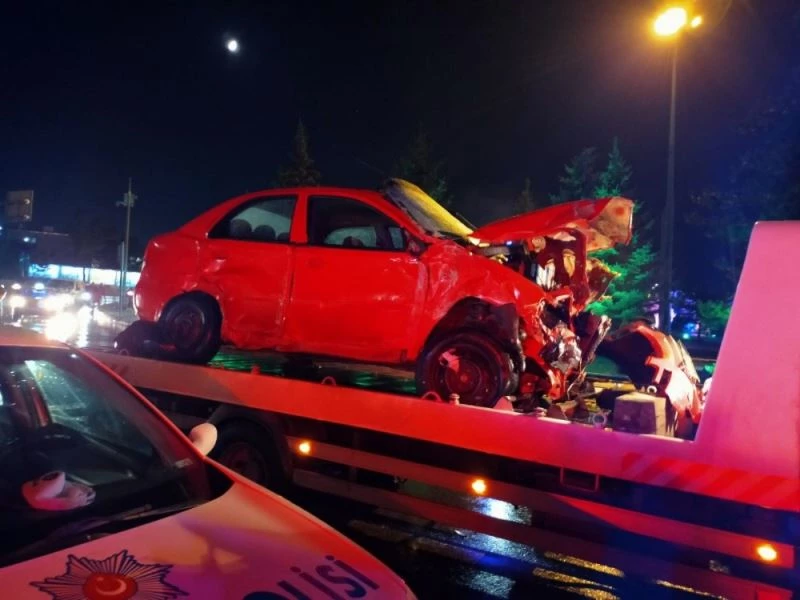 Yağmurlu yolda kayan tur otobüsü 3 aracı biçti: 7 yaralı
