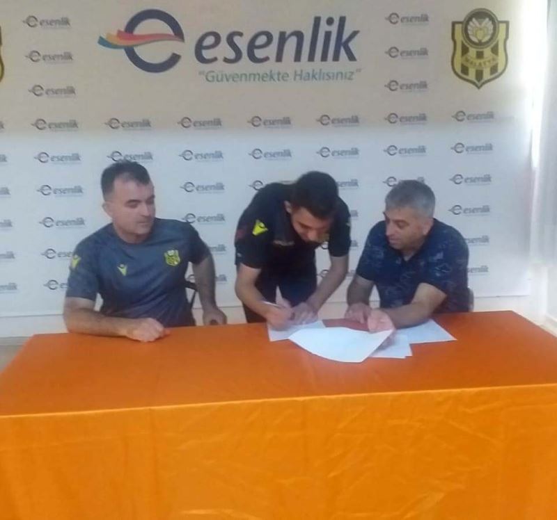 Yeni Malatyaspor altyapıdan 2 futbolcu ile profesyonel sözleşme imzaladı
