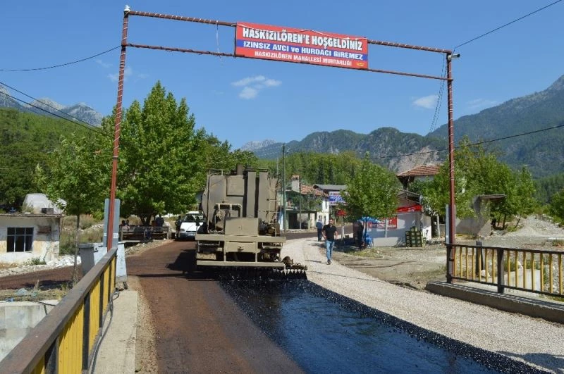 Serik’in altı mahallesini birleştiren grup yolu sathi asfaltla kaplanıyor
