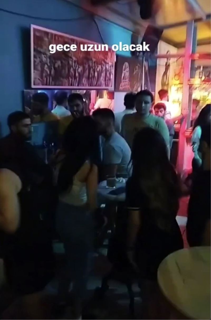 (Özel) Taksim’de salgına rağmen açılan gece kulüplerinde kuralsız eğlenceler kamerada
