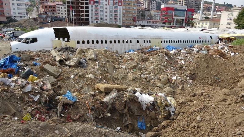 Pistten çıkan uçak pazar yerinde çürümeye terk edildi
