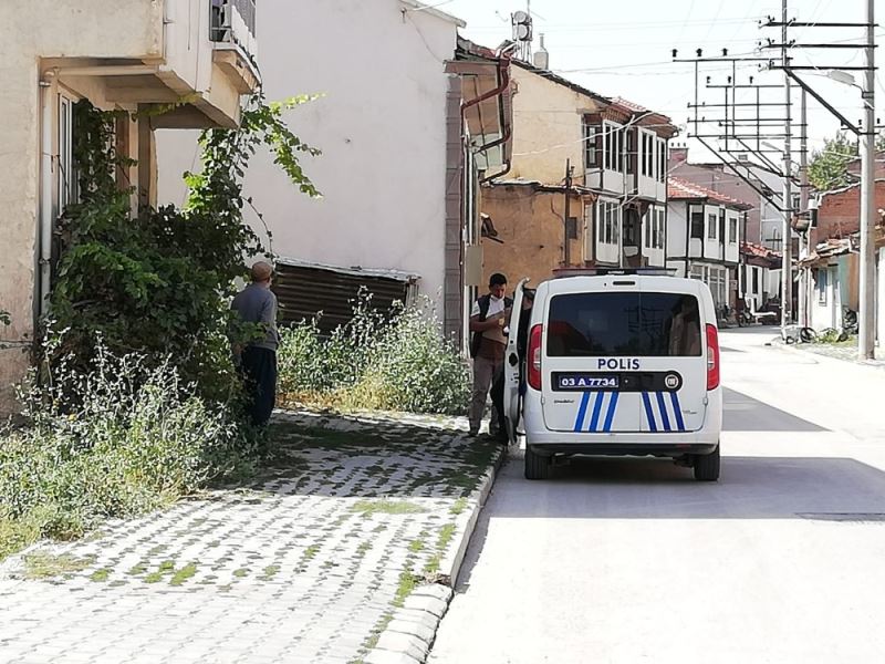 Bolvadin’de karantinadan kaçan iki şahsı polis sokakta yakaladı
