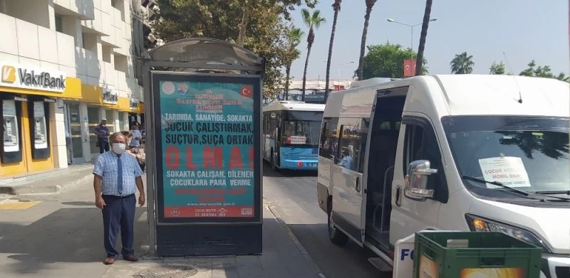 Çocuk işçiliğine dikkat çekmek için 150 noktaya uyarı afişleri asıldı
