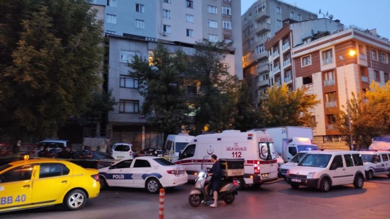 Şişli’de bir kişi börekçiden aldığı bıçakla cadde üzerinde tartıştığı kişiyi öldürdü
