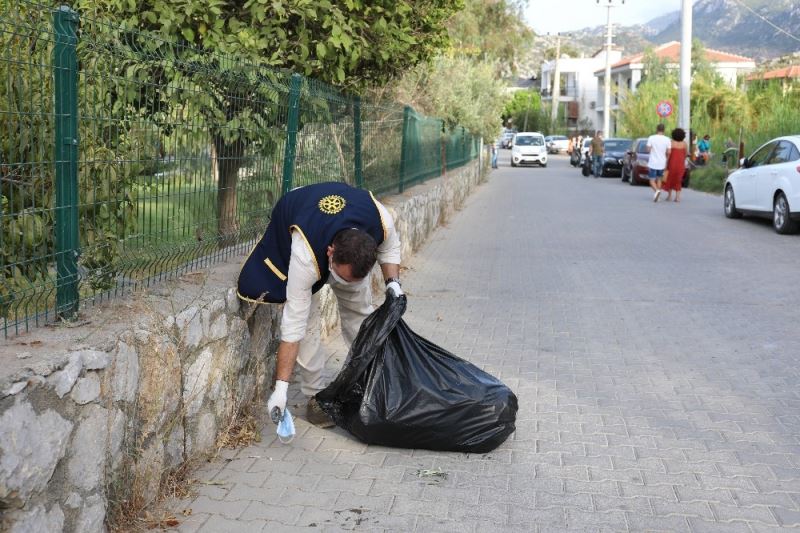 Marmaris’teki çevre temizliğinde, yere atılan maskeler dikkat çekti
