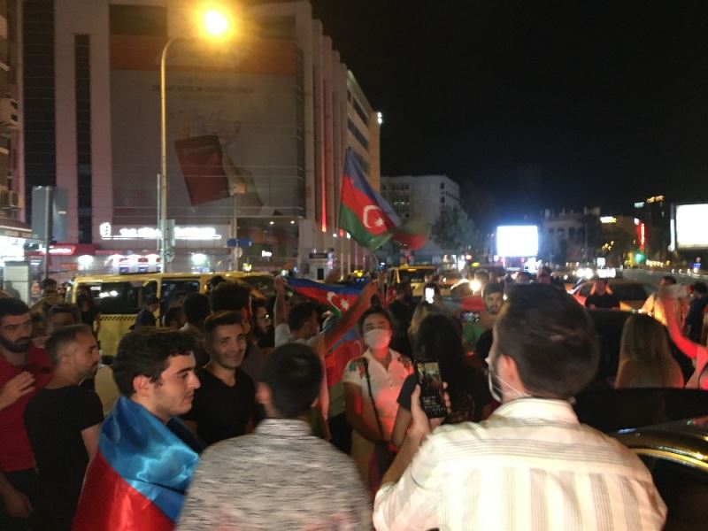 İstanbul’da vatandaşlar Ermenistan’ı kınayarak Azerbaycan’a destekte bulundu
