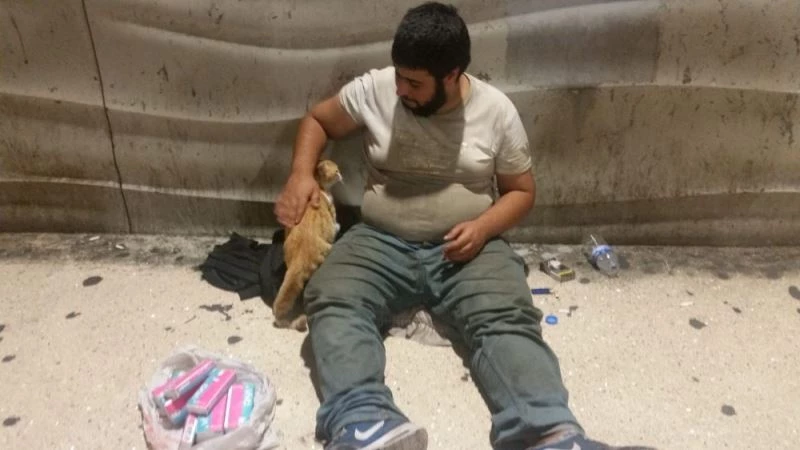 (Özel) Taksim’de evsiz Mazlum ve kedinin dostluğu
