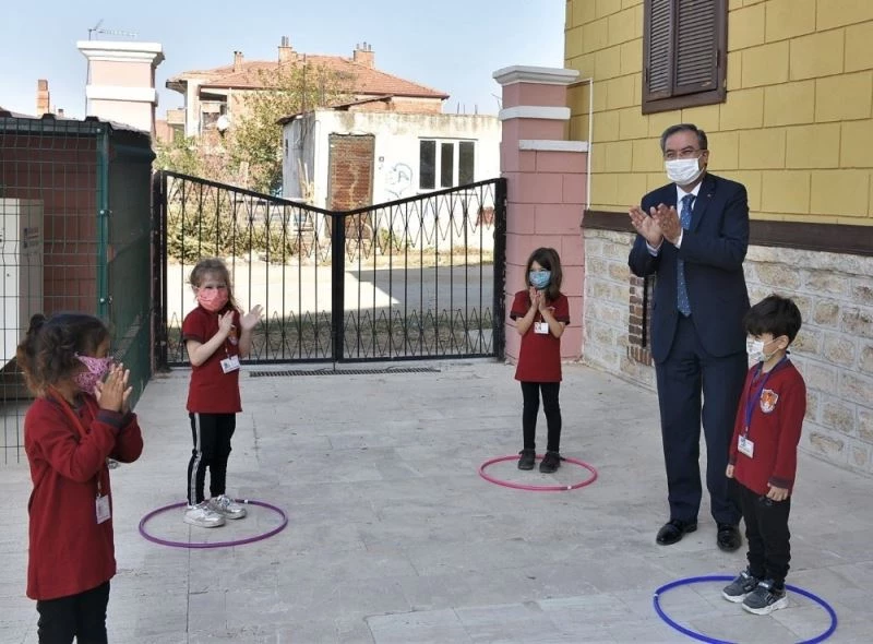 Yöneticiler ve öğrenciler temassız oyun oynadılar
