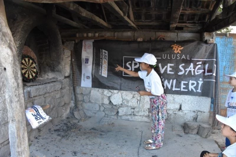 Köy fırınında dart yarışması
