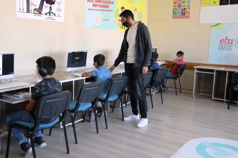 Van’da binlerce öğrenci EBA destek noktasından faydalanıyor
