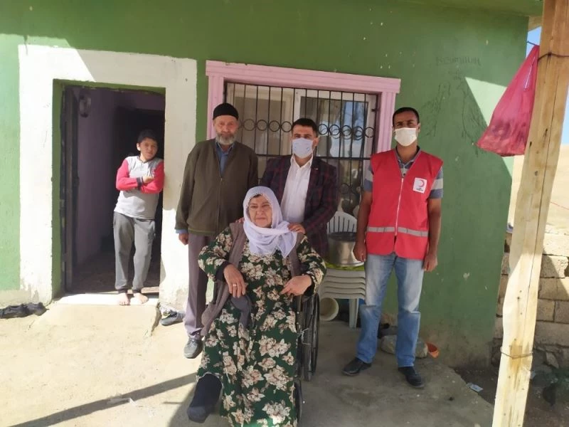 Türk Kızılay’ından 75 yaşındaki kadına tekerlekli sandalye
