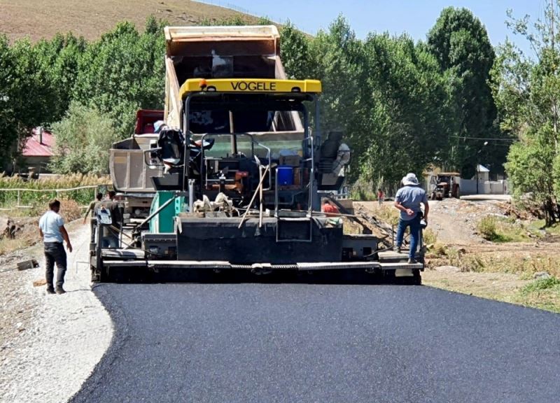 Van Büyükşehir Belediyesi Çaldıran’daki asfalt çalışmalarını tamamladı
