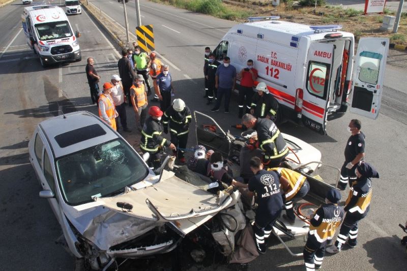 Aşırı sürat kaza getirdi, iki otomobilin çarpışma anı kamerada: 6 yaralı
