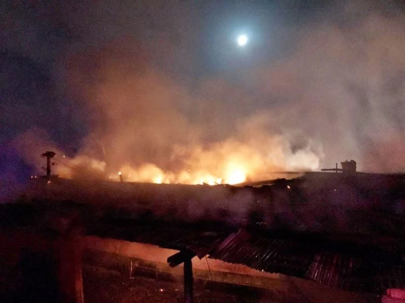 Uyurken evde yangın çıktı, alevlerden komşuları kurtardı
