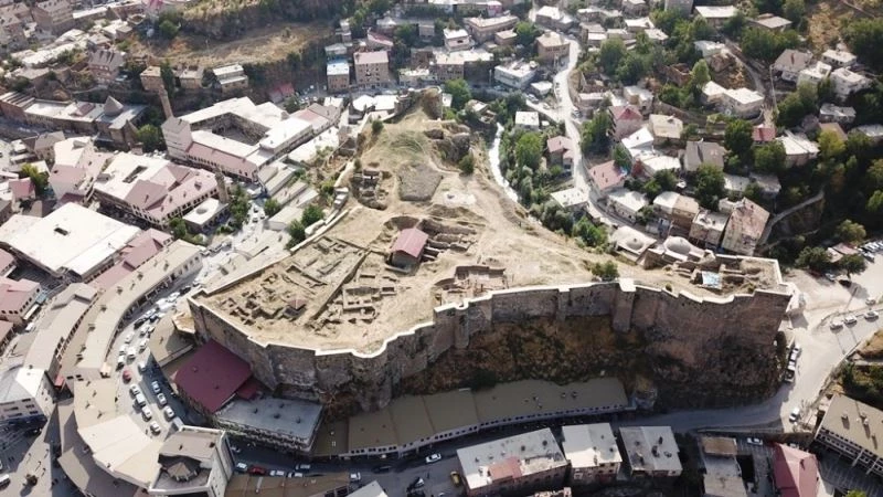 Bitlis Kalesi’nde Kanuni Sultan Süleyman’a ait 487 yıllık tamirat kitabesi bulundu
