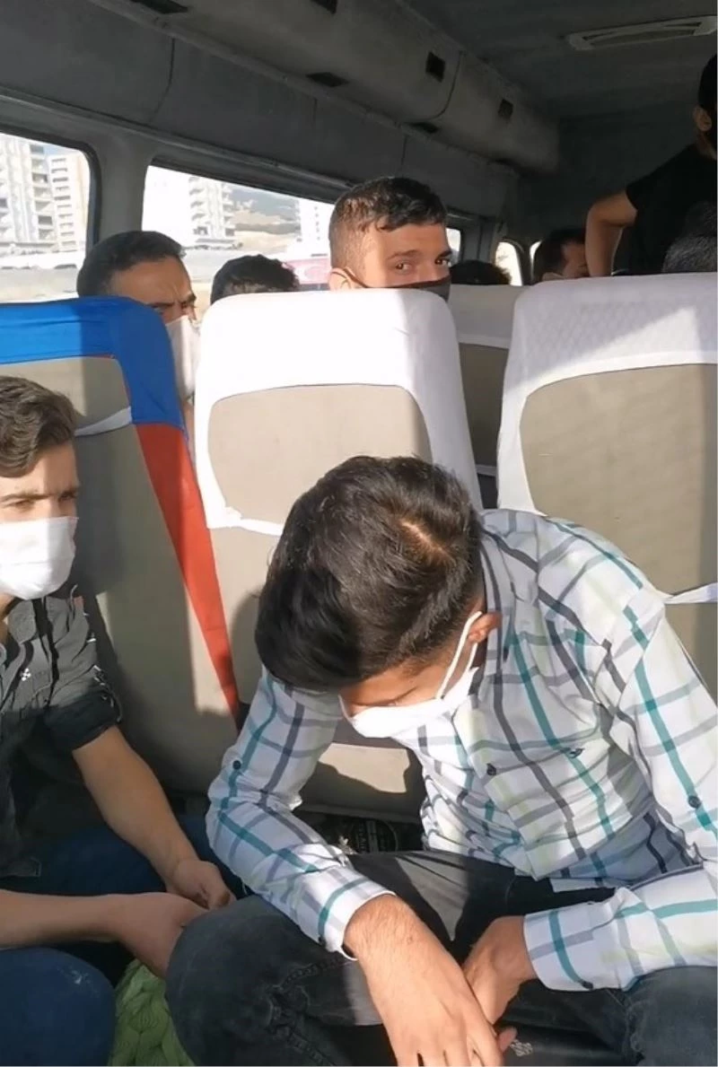 14 kişilik koltuğun bulunduğu minibüsten 22 kişi çıktı
