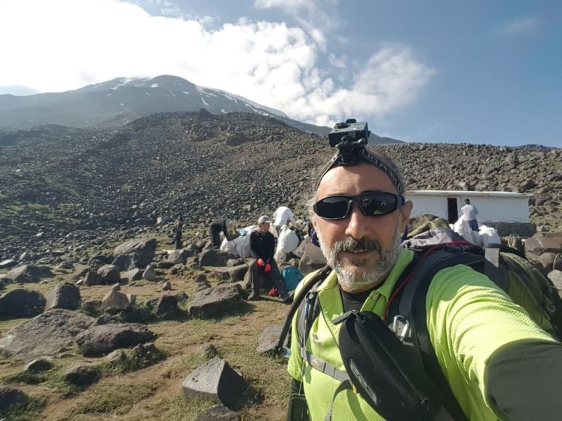 Ağrı Dağı’nın zirvesinde 3 gün 2 gece kalan Dağcı, Türkiye’nin 81 farklı zirvesine tırmanacak
