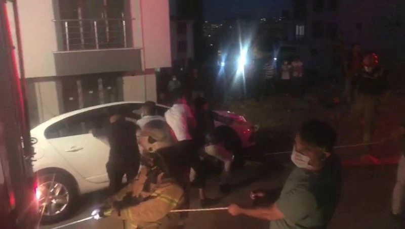 (Özel)Canlarını hiçe saydılar, düşmek üzere olan aracın tuttular
