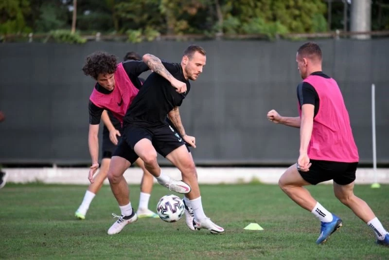 Denizlispor 0ara vermeden antrenmanlara başladı
