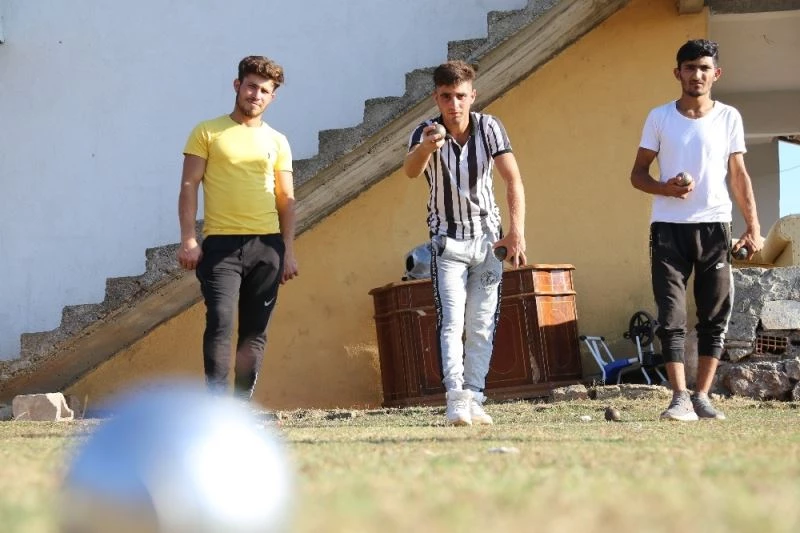 İnşaatçı kuzenler elleriyle yaptıkları sahada bocce sporunda başarılara koşuyor
