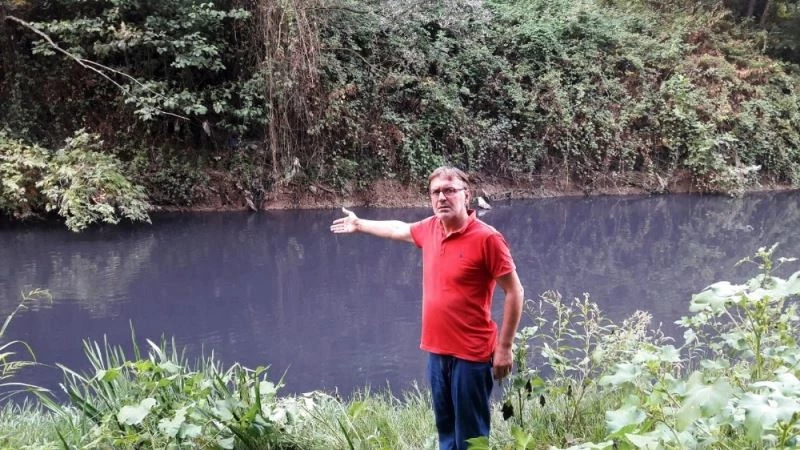 Fabrika atıklarının kirlettiği Mudurnu deresi siyaha büründü
