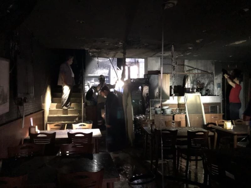 Buzdolabından çıkan yangında iş yeri kullanılamaz hale geldi