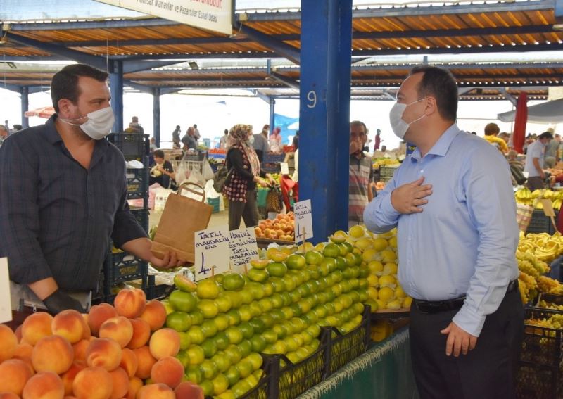 Başkan Dutlulu pazarcı esnafına hijyen seti dağıttı
